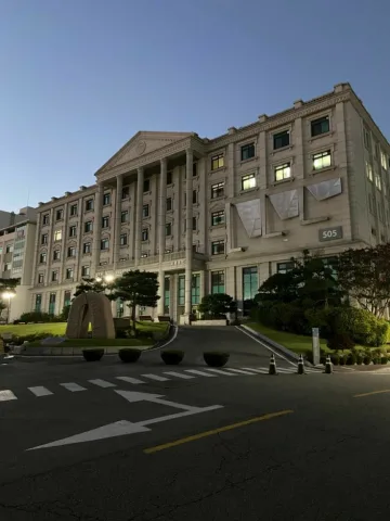 School or office with many people (โรงเรียนหรือไม่ก็ออฟฟิศที่มีผู้คนเยอะ)