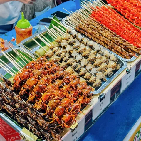 ปู ,หอยเชอรี่ และกุ้งแม่นํ้าเสียบไม้