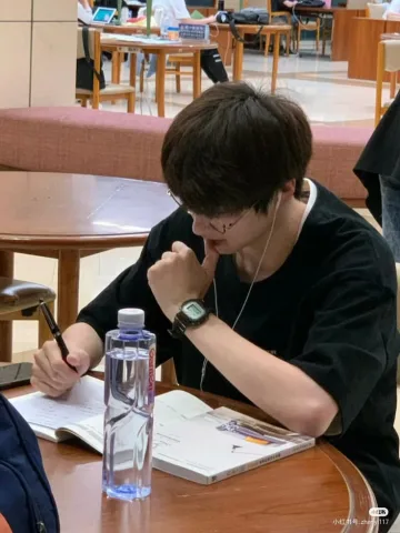 เพื่อนในห้อง แว่น ติ๋ม(ทุกจอกหรึป่าวว?) ตี๋
