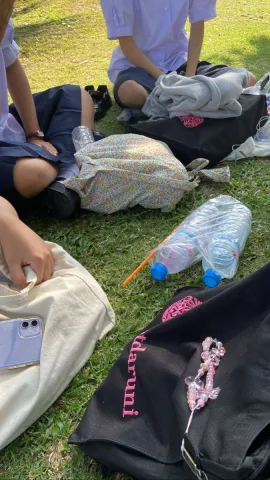 นั่งเม้ากับเพื่อน