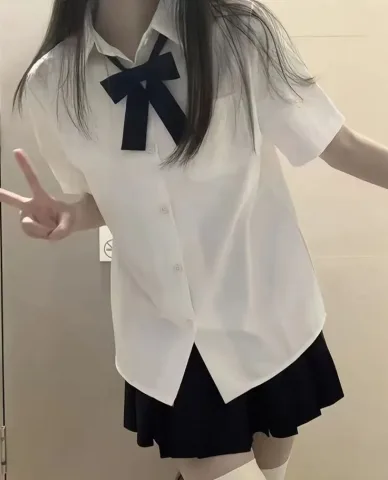 ปลดกระดุมเม็ดบน เสื้อตัวโคร่งนิดๆ ดูเท่มีสไตล์