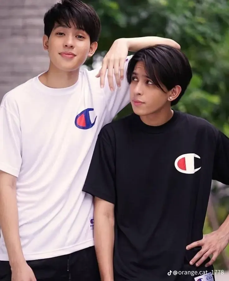สองคนนี้ชื่อว่าอะไร