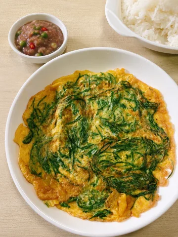 ไข่เจียวชะอมกับน้ำพริกกะปิ