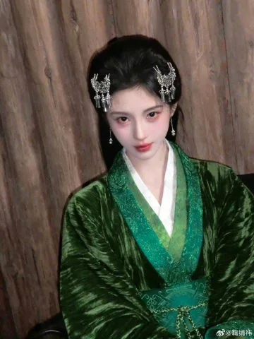 อ่อนหวานดุจบุปผา แววตาลึกลับ รอยนิ่งแฝงปริศนา ชวนให้ผู้คนอยากค้นหา