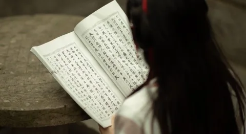 ท่านแม่ให้ฝึกอ่านตำราพิธีการและกฎในวัง รวมถึงเรียนรู้ประวัติขุนนางและตระกูลต่าง ๆ เพื่อไม่ให้พลาดเรื่องการเมืองในวัง