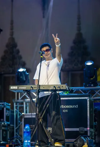 พี่ต้น นักร้องนำ
