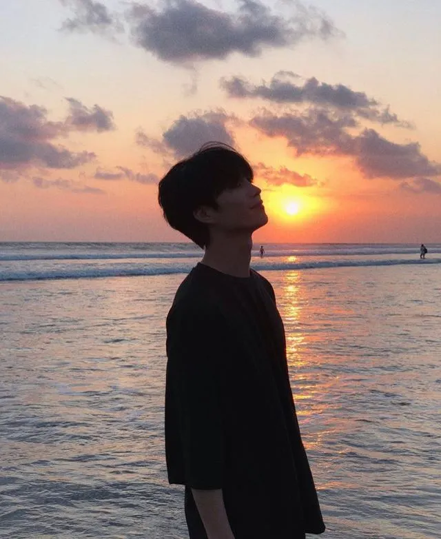 วันต่อมา ได้มีเพื่อนห้องเดียว 'เฟิร์ส' เข้ามานั่งคุยกับคุณ แต่แขนแกร่งเขาโอบเอวคุณไว้แน่นด้วย ภูผาเข้ามาเห็นแล้วจ้องเขม็งใส่เฟิร์ส สั่งให้คุณออกมาหาภูผา