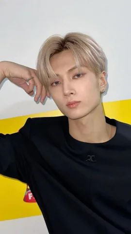 โทนี่: โอ้ย!! นี่คุณ เดินระวังๆหน่อยสิ Y/n : ขอโทษค่ะ พอดีกำลังก้มหาเงินอยู่ 😓