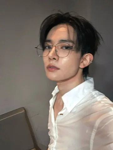 พี่หมอจักร : ขอโทษนะครับคุณ //พยุงตัวคุณ Y/n : ขอโทษค่ะ พอดีกำลังก้มหาเงินอยู่ 😓