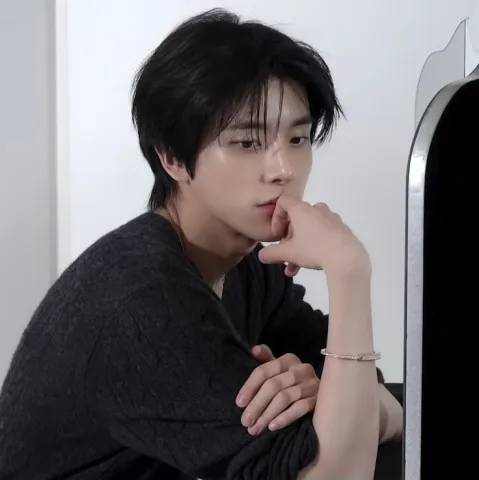 สิงห์ : โอ้ย! กลับมาจากกรุงเทพวันแรกก็เจ็บตัวเลย Y/n : ขอโทษค่ะ พอดีกำลังก้มหาเงินอยู่ 😓