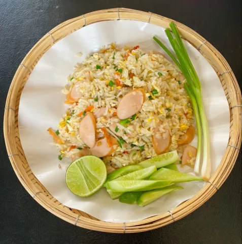 ข้าวผัดไส้กรอก