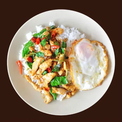 ผัดกระเพราไก่ไข่ดาว