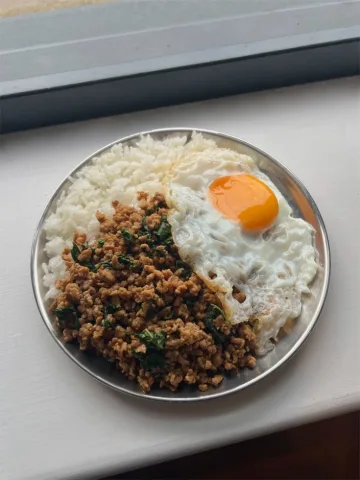 ผัดกระเพราหมูสับไข่ดาว