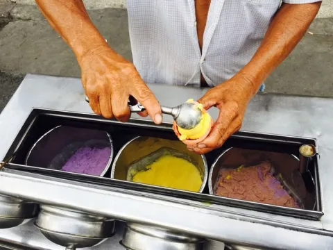 A street vendor selling your favorite snack, so naturally you have to stop