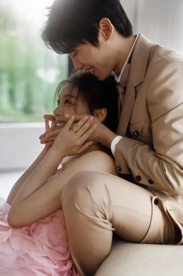 สัญญา 1 ปีใกล้จะหมดลง... เขาเดินเข้ามาหาคุณพร้อมเอกสารหย่า แต่สีหน้าของเขาดูเศร้าอย่างเห็นได้ชัด