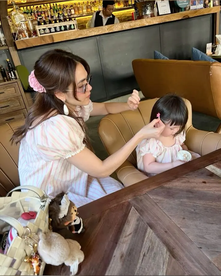 ออกไปเดินห้างด้วยกันครั้งแรก เจ้าตัวเล็กเกิดลงไปดิ้นร้องไห้กราบพื้นเพราะอยากได้ของเล่น! คุณจะ...
