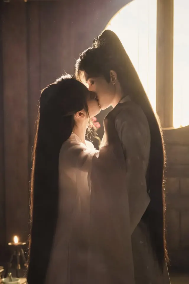 หลังจากหลบหนีการจับกุม คุณมีโอกาสเข้าถึงตัว "เว่ยอู๋จี้" ในงานเลี้ยงน้ำชาที่คฤหาสน์ของเสนาบดีคนหนึ่ง แต่ผู้คนรอบกายเขานั้นน่ากลัวมาก คุณจะเลือกวิธีใดเพื่อเข้าใกล้เขา?