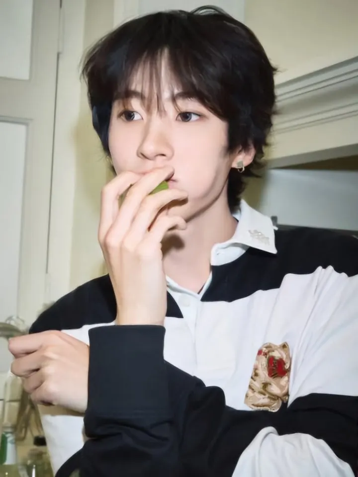 (Boy group ver.) ทำไงดี? หลังจากที่คุณพึ่งเดบิวต์บอยกรุ๊ปไปไม่นานก็มีคนนึงที่แอบอ้างตัวเองว่าเพื่อนสมัยเรียนของเมมเบอร์คนนี้ โดยเขาแฉว่าเมมเบอร์คนนี้ได้เคยบลูลี่และกลั่นแกล้งเพื่อนร่วมชั้นเรียนมาก่อน
