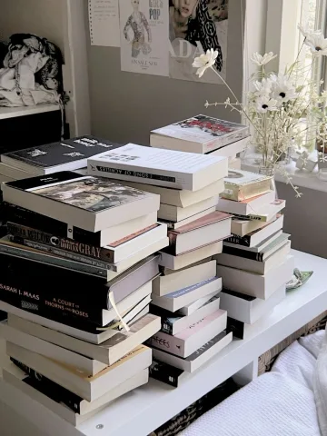 มุมอาร์ตๆ เต็มไปด้วยหนังสือ ดนตรี หรืออุปกรณ์สร้างสรรค์ผลงาน