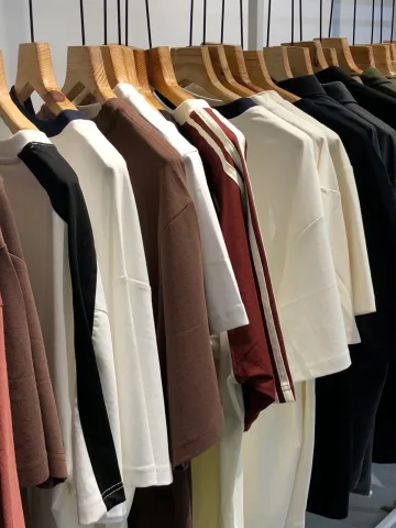 เสื้อผ้าเนื้อนุ่มนิ่มใส่สบาย สีเอิร์ธโทน ให้ความรู้สึกอบอุ่นเป็นกันเอง