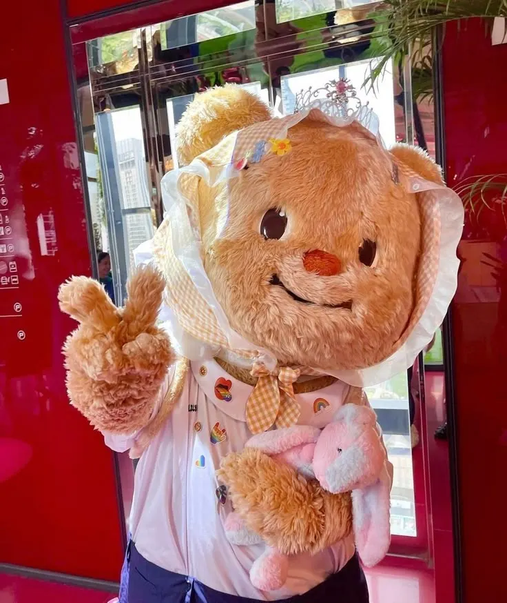 ตอนปี 2024 คุณเห้นมาสคอตหมีในร้านตัวหนึ่ง หน้าเอ็นดู ขยัน มีชื่อว่าหมีเนย Butter Bear 🧈🐻