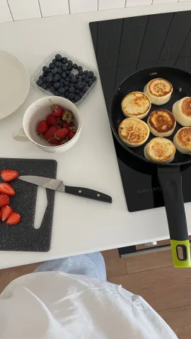 ทำอาหาร/Cook a meal.
