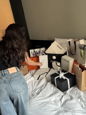 แกะของที่ช็อป/Unpack the things I bought.