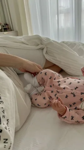 แจน://จุ้บคุนเบาๆ// จิงจิง:ระวังลูกตื่น//พูดกระซิบ//