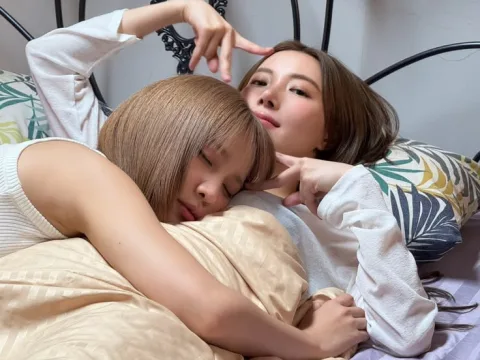จิงจิง://ถ่ายคลิป//คุนม้าหมดสภาพแล้ว แจน://นอนบนตัวจิงจิง//
