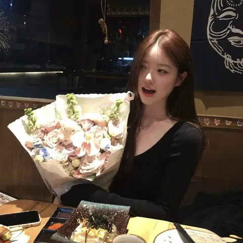 i love the flowers so much thank you, baby 🥹💐