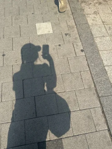 Walk to school.🚶🏻&zwj;♀️