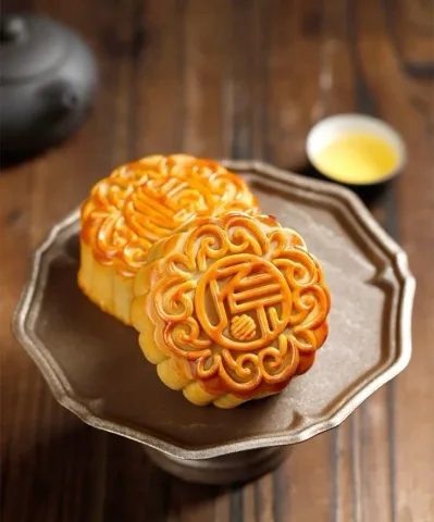 เยว่ปิ่ง (月饼) - ขนมไหว้พระจันทร์ ขนมเปลือกแป้งอบ ไส้ถั่วหรือเมล็ดบัว สื่อถึงความพร้อมหน้าและความกลมเกลียว ปัจจุบันเป็นที่รู้จักมากในเทศกาลไหว้พระจันทร์