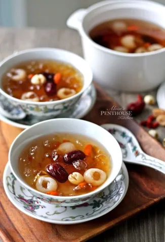 อิ๋นเอ่อร์เหลียนจื่อเกิง(银耳莲子羹) - ซุปหวานแบบจีนที่ทำจากเห็ดหูหนูขาวต้มจนนุ่มลื่น มักใส่เมล็ดบัว พุทราจีน และเก๋ากี้ บางสูตรเติมน้ำตาลกรวดเพื่อเพิ่มความหวาน