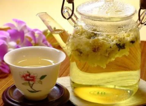 จวี๋ฮวาชา (菊花茶) ชาดอกเก๊กฮวย - เครื่องดื่มจากดอกเก๊กฮวยแห้ง ชงแล้วมีกลิ่นหอมดอกไม้ น้ำสีเหลืองทองอ่อน รสนุ่มและสดชื่น