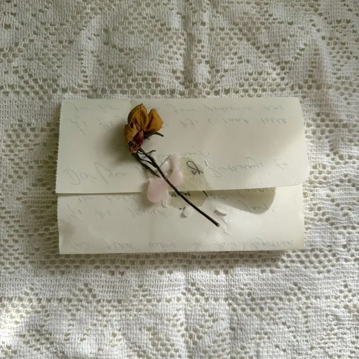 คำเชิญที่ไม่คาดคิด 💌 : ขณะที่คุณกำลังเดินอยู่ มีจดหมายฉบับหนึ่งถูกส่งมาให้ ในนั้นเขียนว่า &ldquo;คืนนี้อยากให้คุณมาร่วมงานกับพวกเรา&rdquo; คุณคิดอะไรขึ้นมาเป็นอย่างแรก?