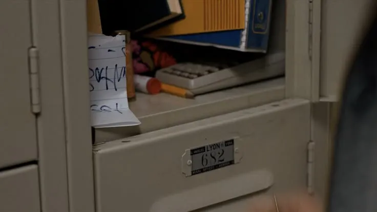 You find a note shoved inside your locker. It only says &ldquo;DON'T GO INTO THE WOODS.&rdquo; (คุณเจอโน้ตถูกยัดไว้ในลอคเกอร์ของคุณมีข้อความเขียนว่า อย่าเข้าไปในป่า)