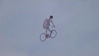 LiveLeak TH - ปั่นกันบนฟ้า ว่าวรูปคนปั่นจักรยาน