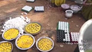 เซฟลุงอินเดียทำเมนูไข่ 1000 ฟอง เมื่อทำเสร็จเค้าก็ทำบุญแจกคนไร้บ้านที่อินเดีย
