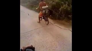 เด็กไทยเก่งทำจักรยานติดเครื่องยนต์วิ่งได้ไกล