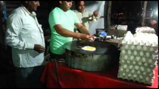 หนุ่มอินเดียตอกไข่ทำอาหารให้ลูกค้า แต่เจอลูกเจี๊ยบซะงั้น!
