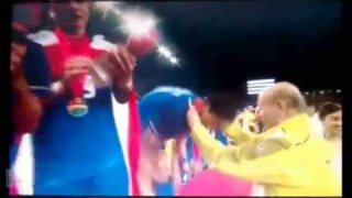 ดูกันจะๆนาที  ธนบูรณ์ นักฟุตบอลทีมชาติไทย โดนดึงกางเกงตอน รับเหรียญทอง ซีเกมส์