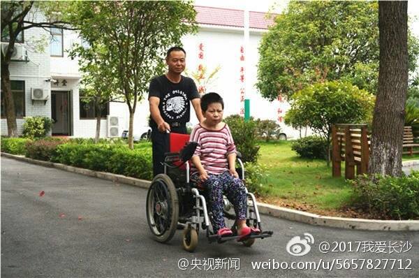 รักแท้ยังมีอยู่จริง！ ชายจีนไม่ทอดทิ้งคนรักที่พิการเพราะช่วยเหลือคนอื่น