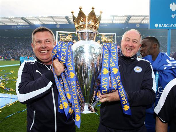 ในภาพอาจจะมี 2 คน, คนที่ยิ้ม, ผู้คนกำลังยืน และ สถานที่กลางแจ้ง