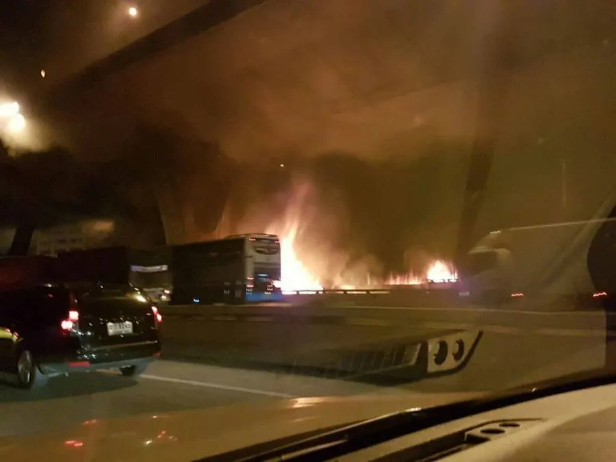 ในภาพอาจจะมี กลางคืน และ สถานที่กลางแจ้ง