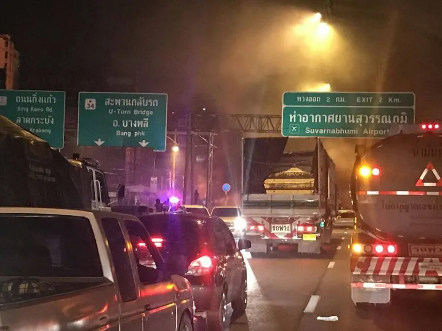 ในภาพอาจจะมี กลางคืน, ท้องฟ้า และ สถานที่กลางแจ้ง