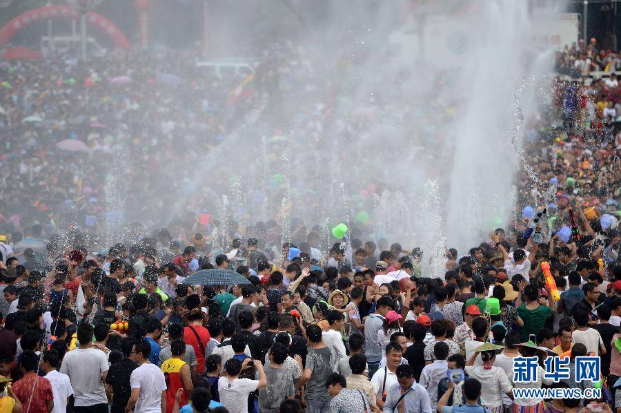 ในภาพอาจจะมี หนึ่งคนขึ้นไป, ฝูงชน และ สถานที่กลางแจ้ง