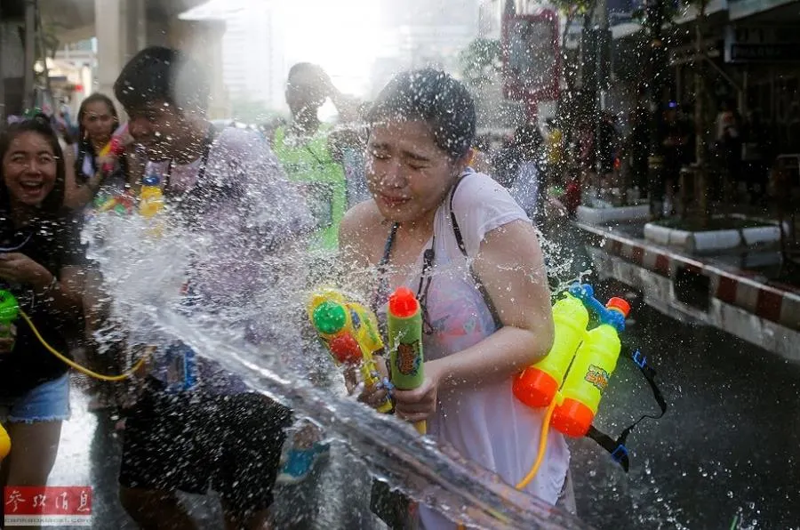 ในภาพอาจจะมี 3 คน, คนที่ยิ้ม, สถานที่กลางแจ้ง