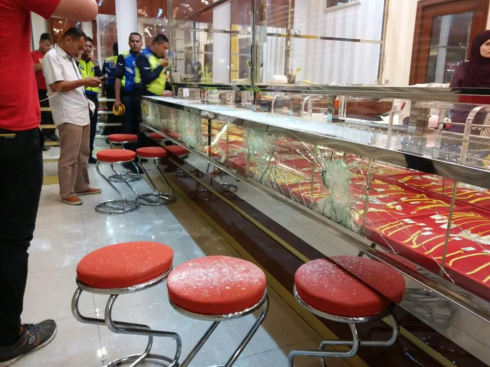 ในภาพอาจจะมี 1 คน, อาหาร และ สถานที่ในร่ม