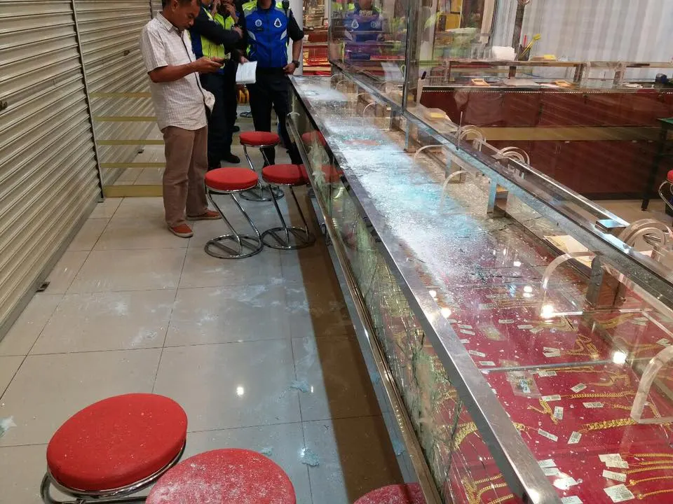 ในภาพอาจจะมี 1 คน, สถานที่ในร่ม