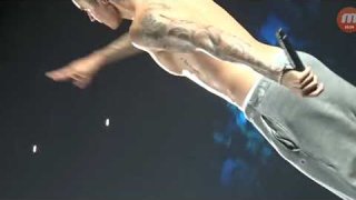 Justin bieber ถอดโชว์หลังจบคอนเสิร์ต !!!!